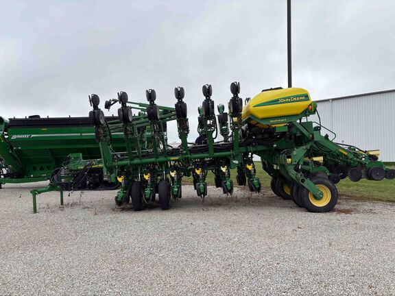 Used 2014 John Deere 1795 Planters: Drawn at Koenig Equipment in Greenville, OH - Photo1