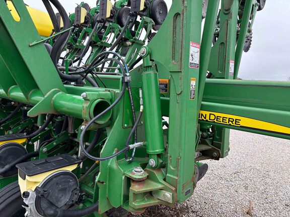 Used 2014 John Deere 1795 Planters: Drawn at Koenig Equipment in Greenville, OH - Photo19