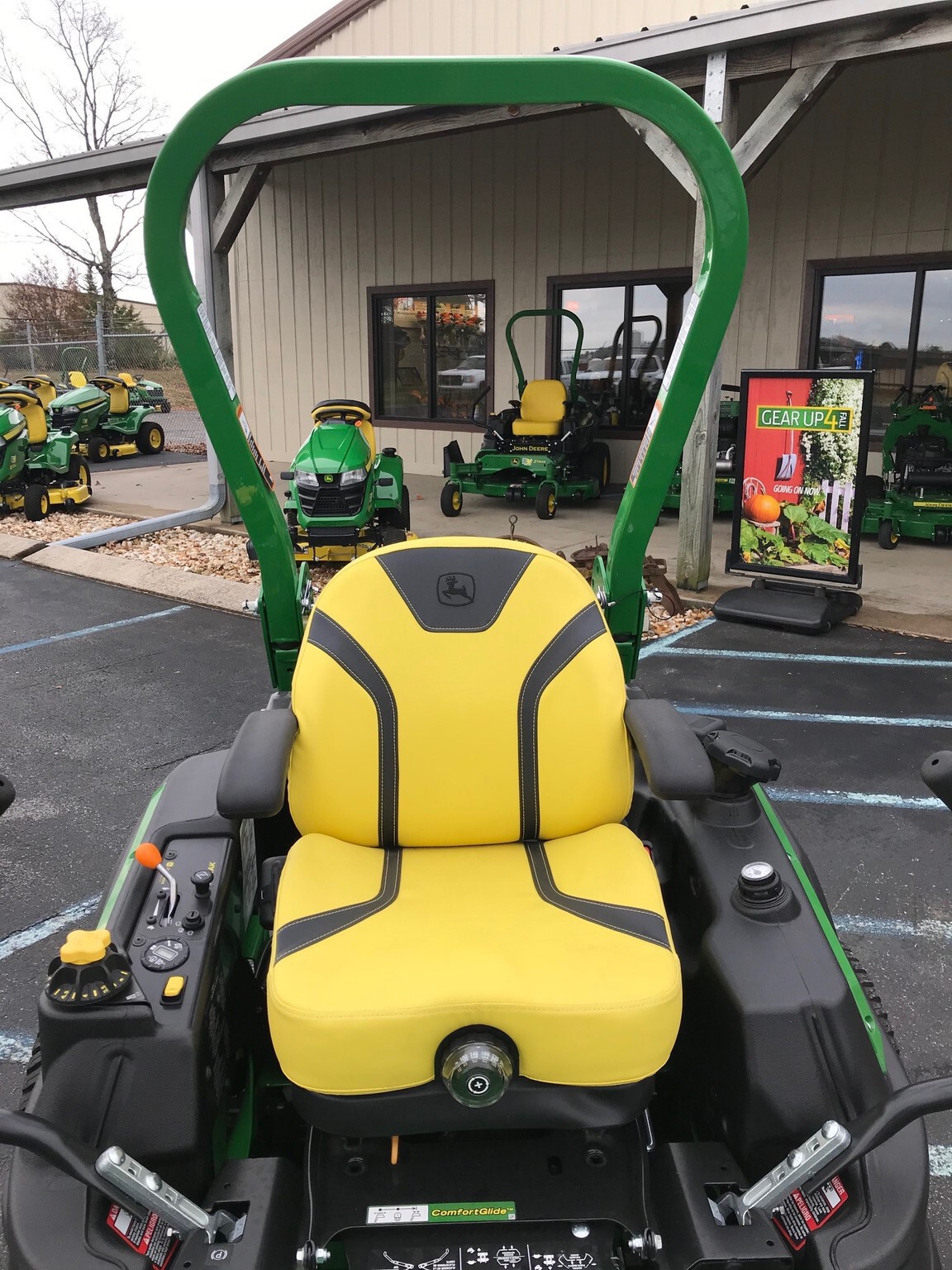 2025 John Deere Z920M Image 2