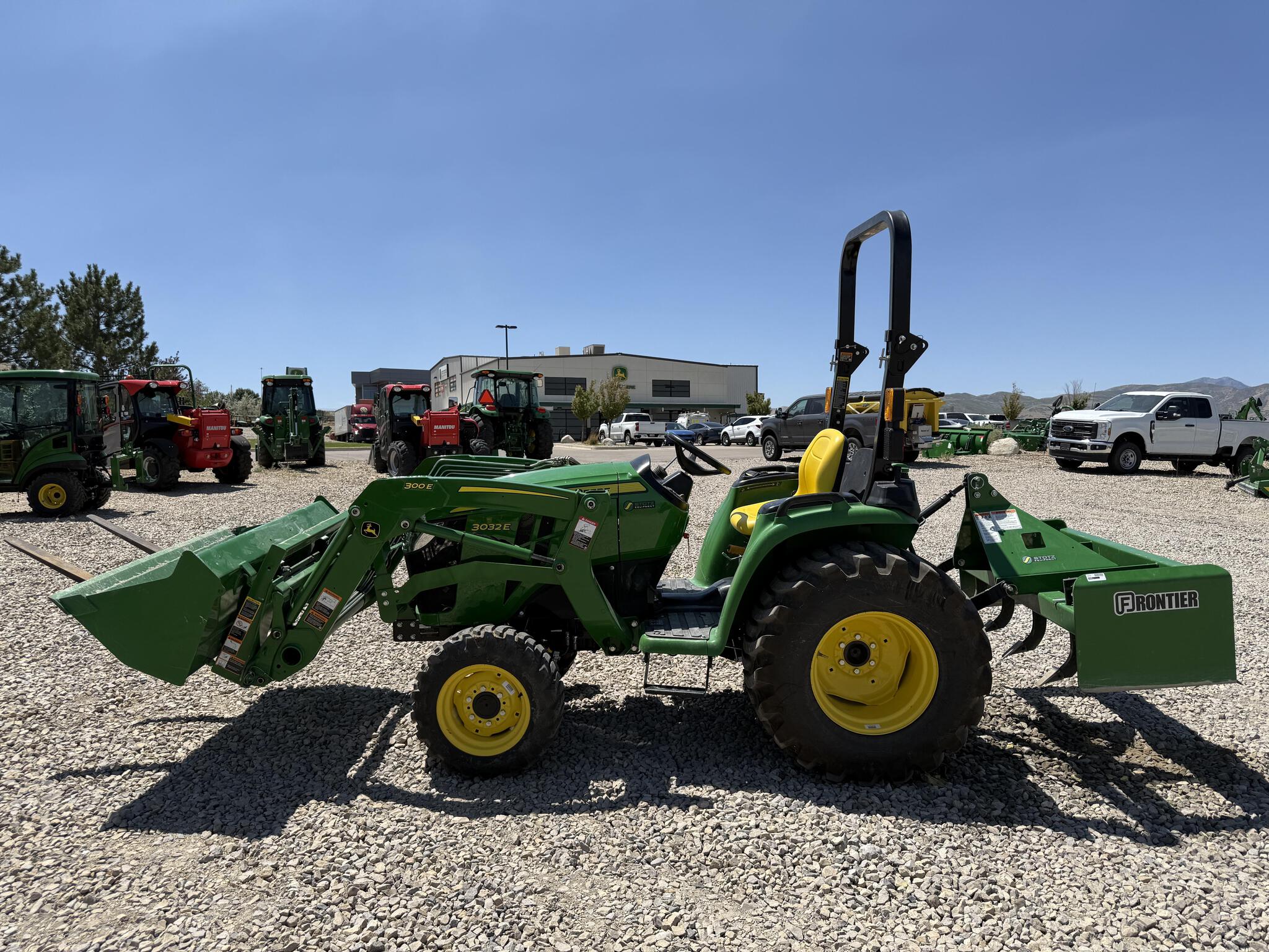 2023 John Deere 3032E Image 8