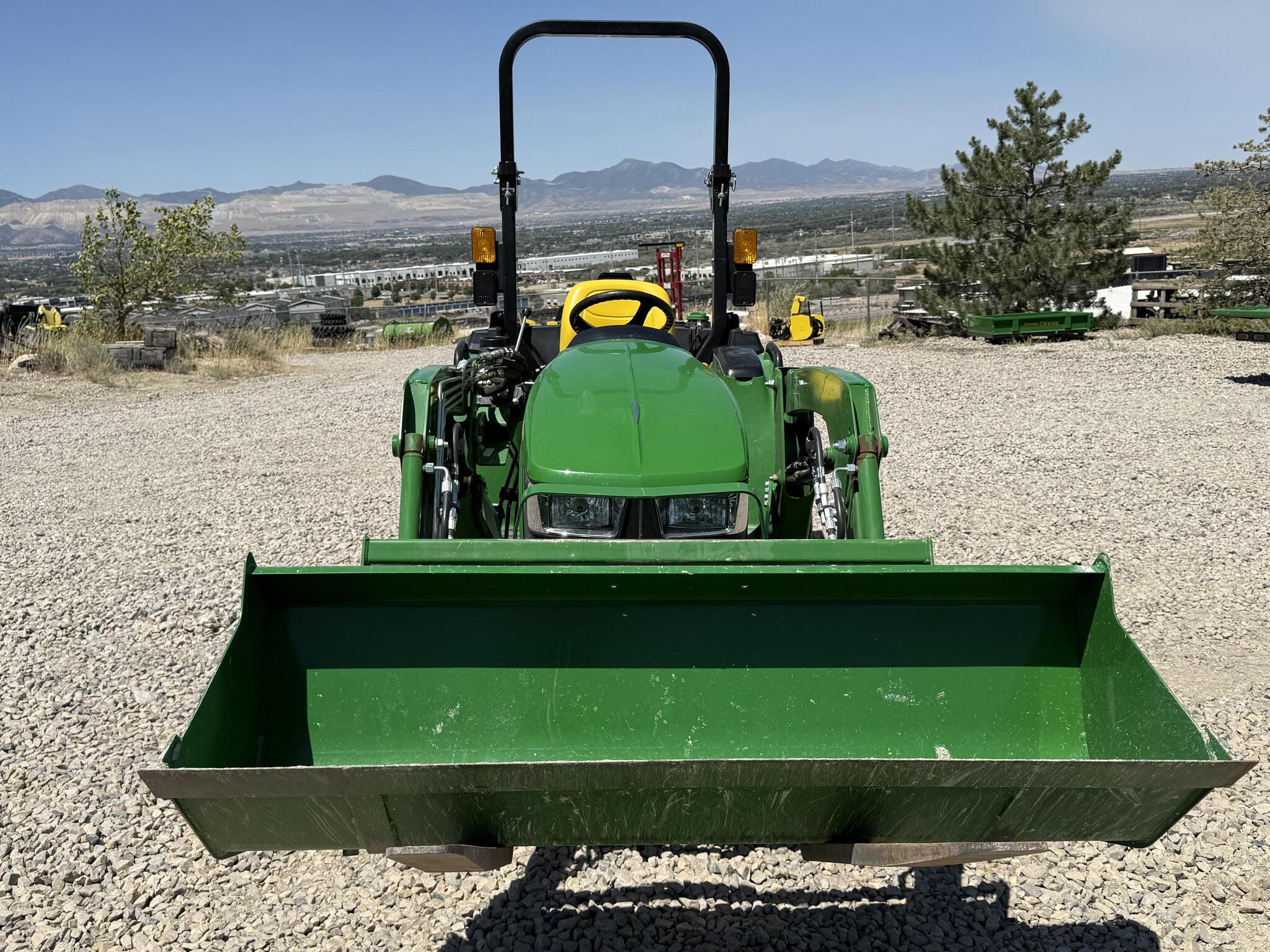 2023 John Deere 3032E Image 2