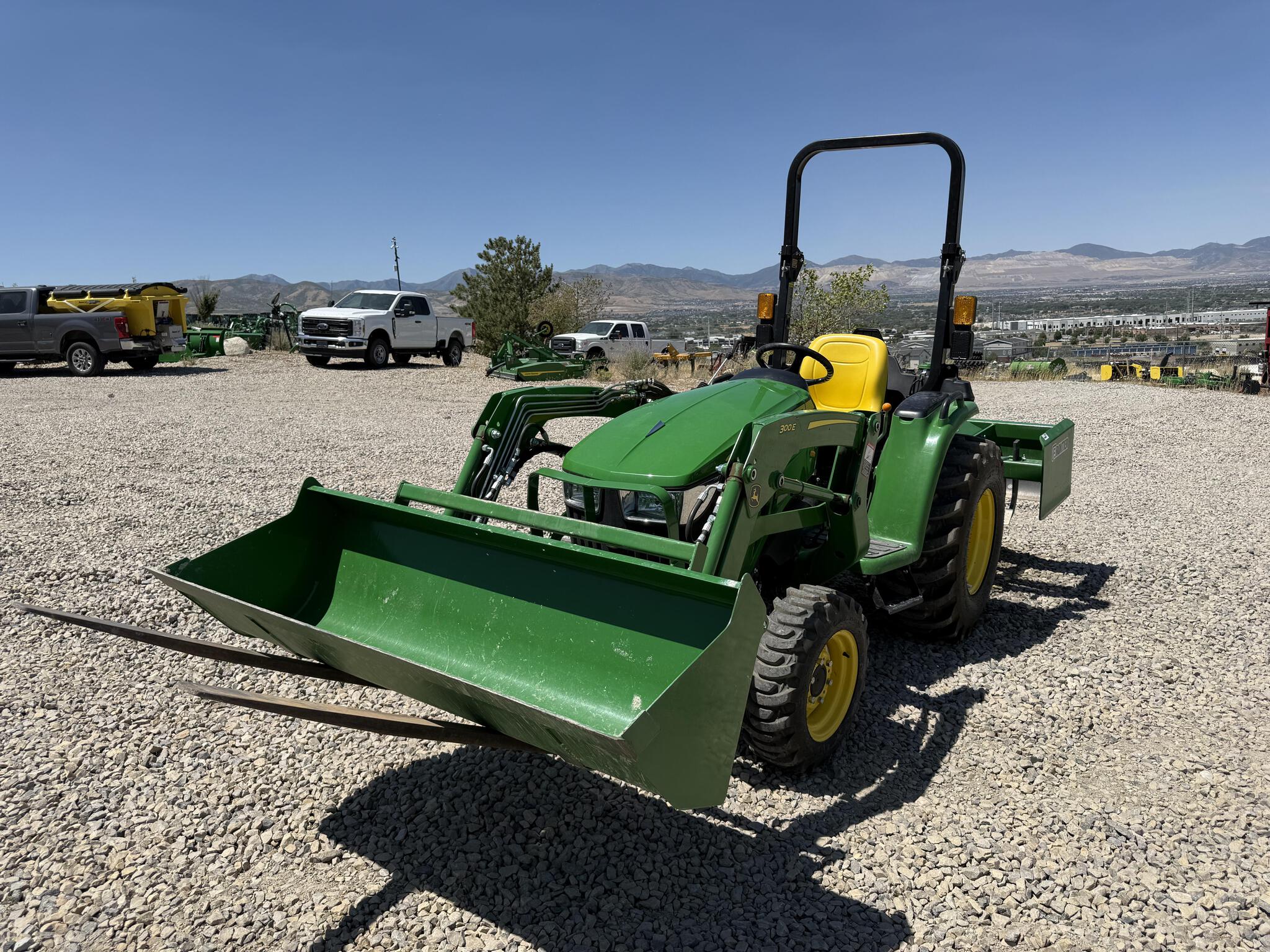 2023 John Deere 3032E Image 1