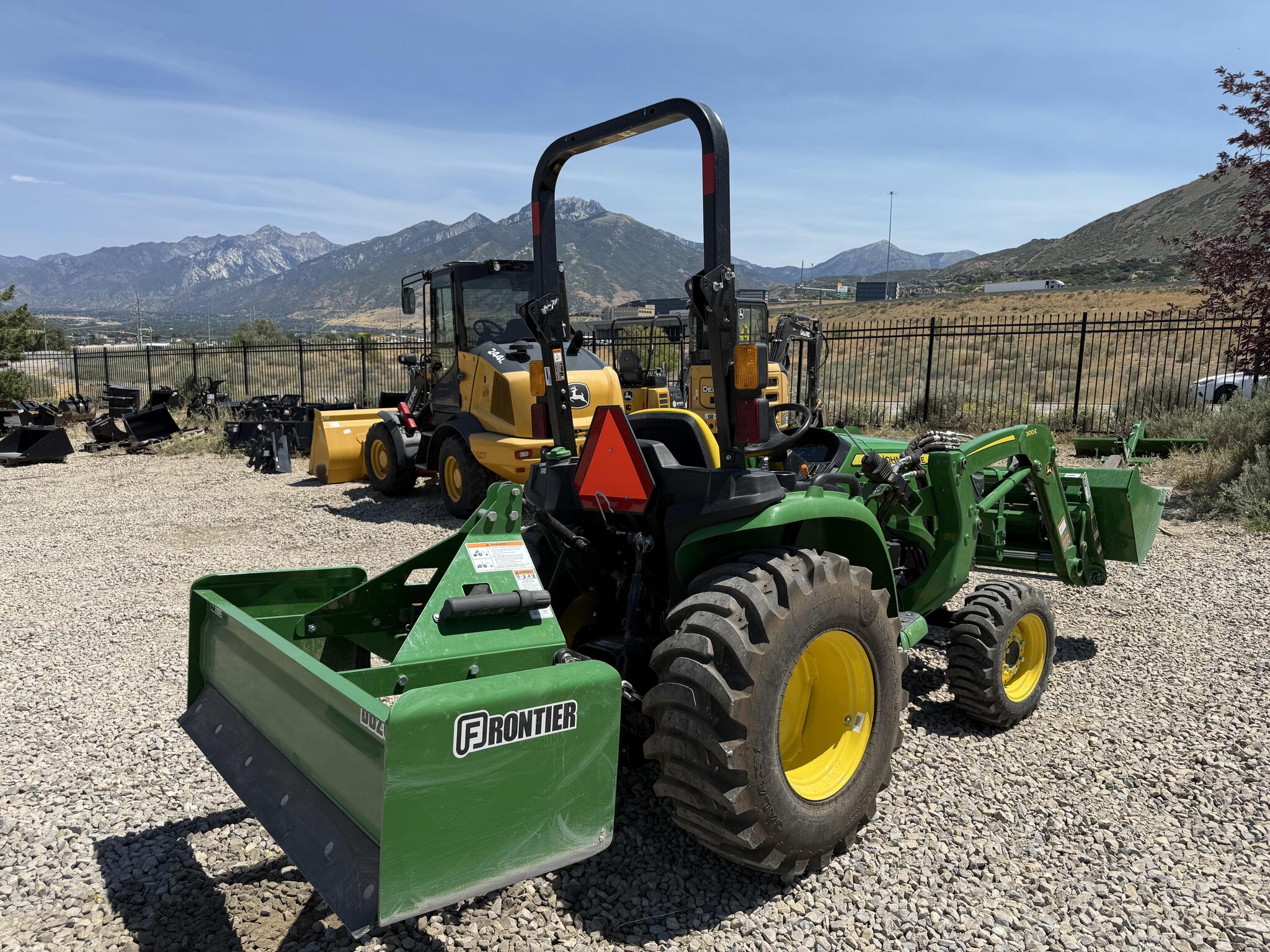 2023 John Deere 3032E Image 5