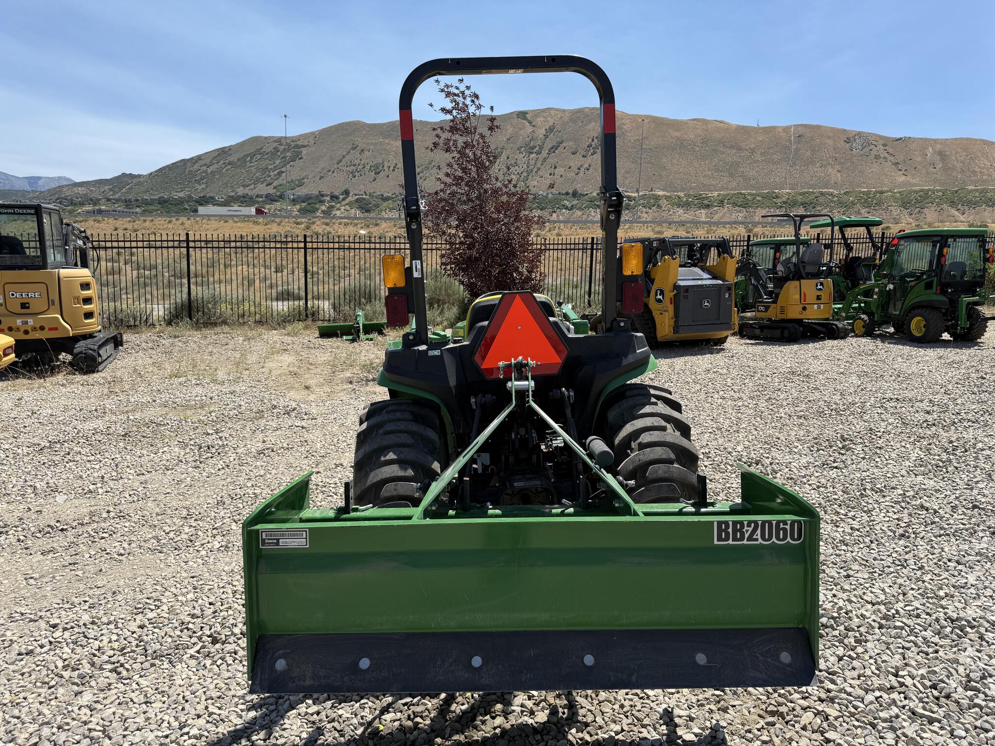 2023 John Deere 3032E Image 6