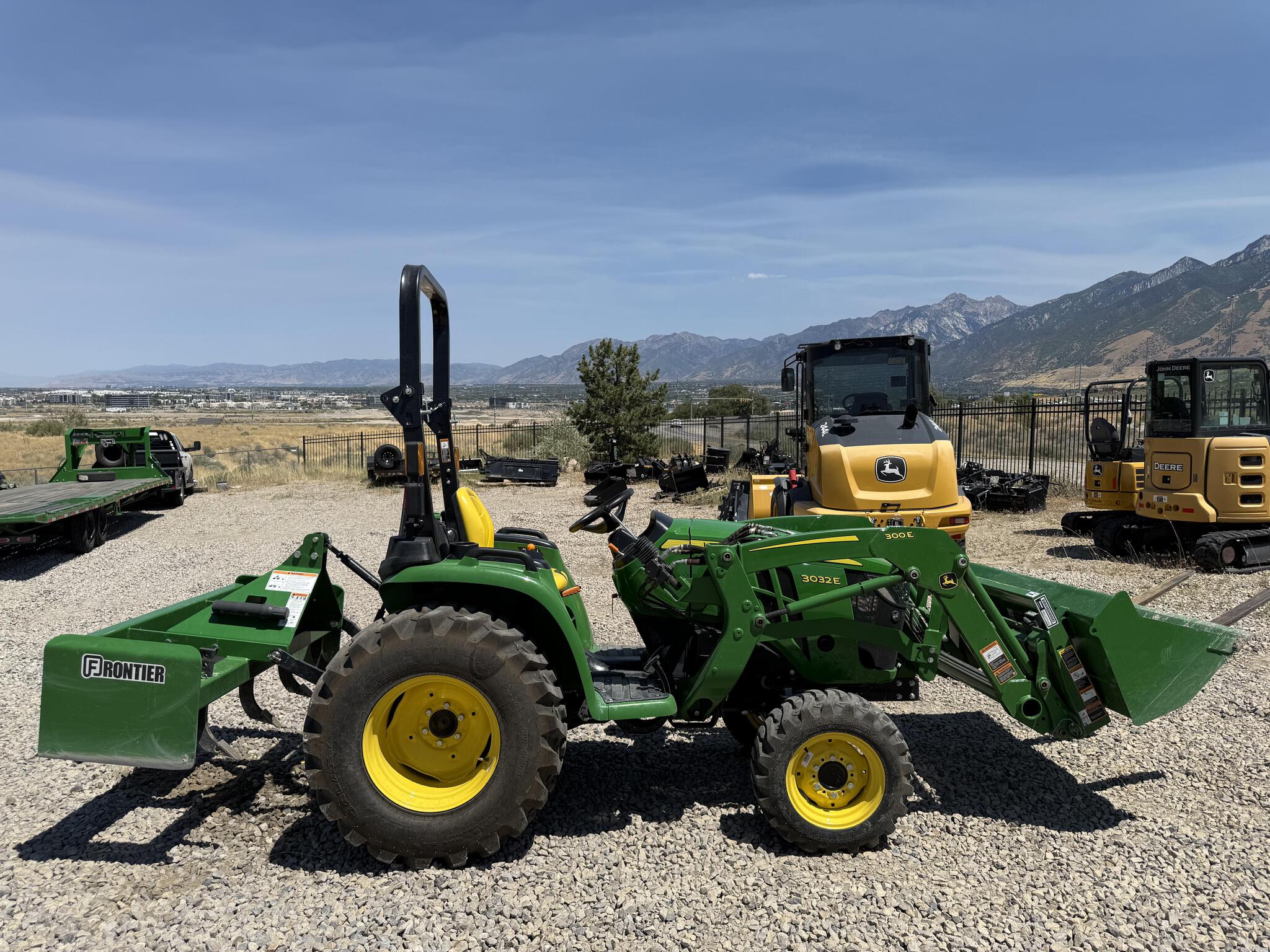 2023 John Deere 3032E Image 4