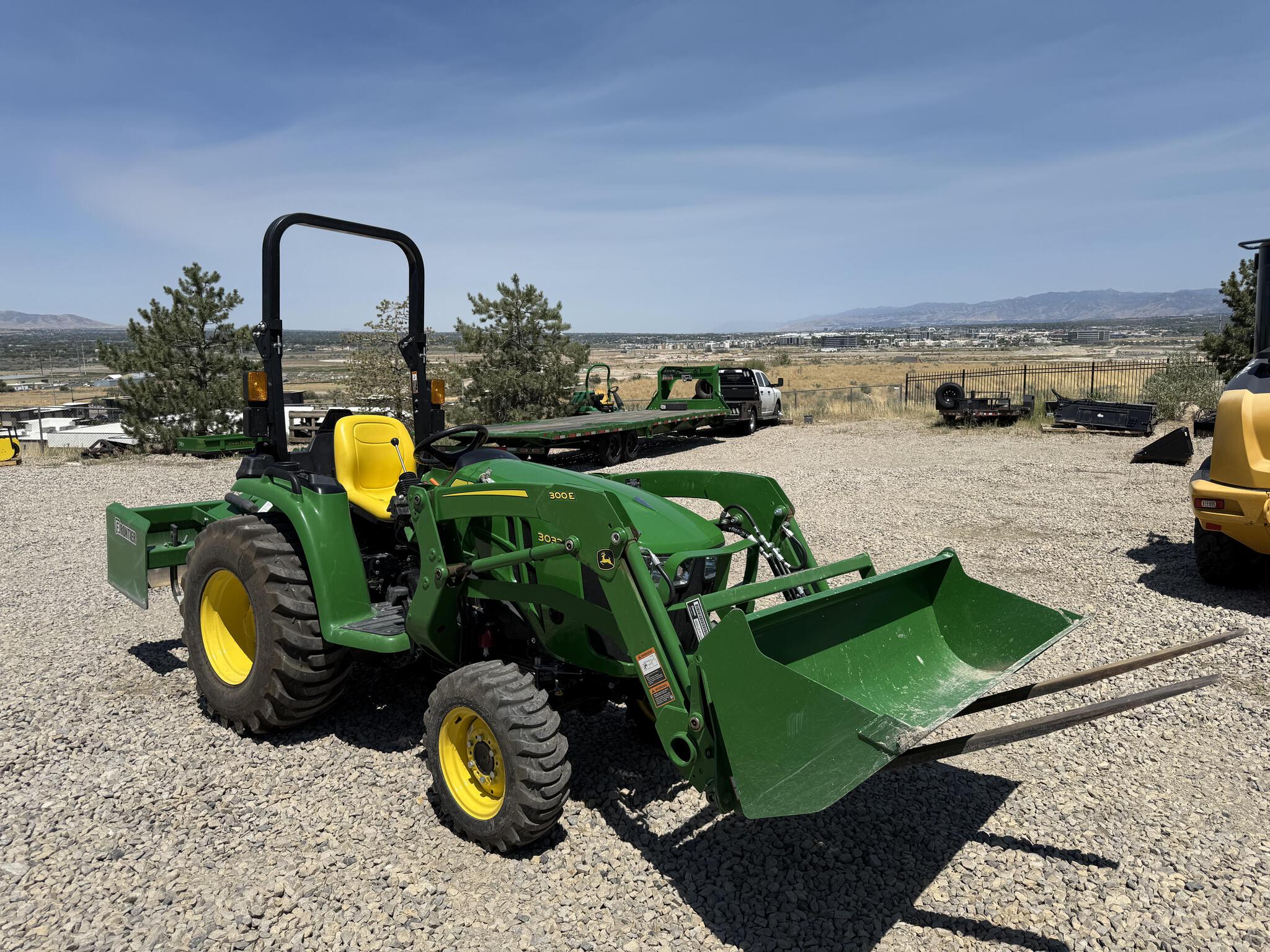 2023 John Deere 3032E Image 3