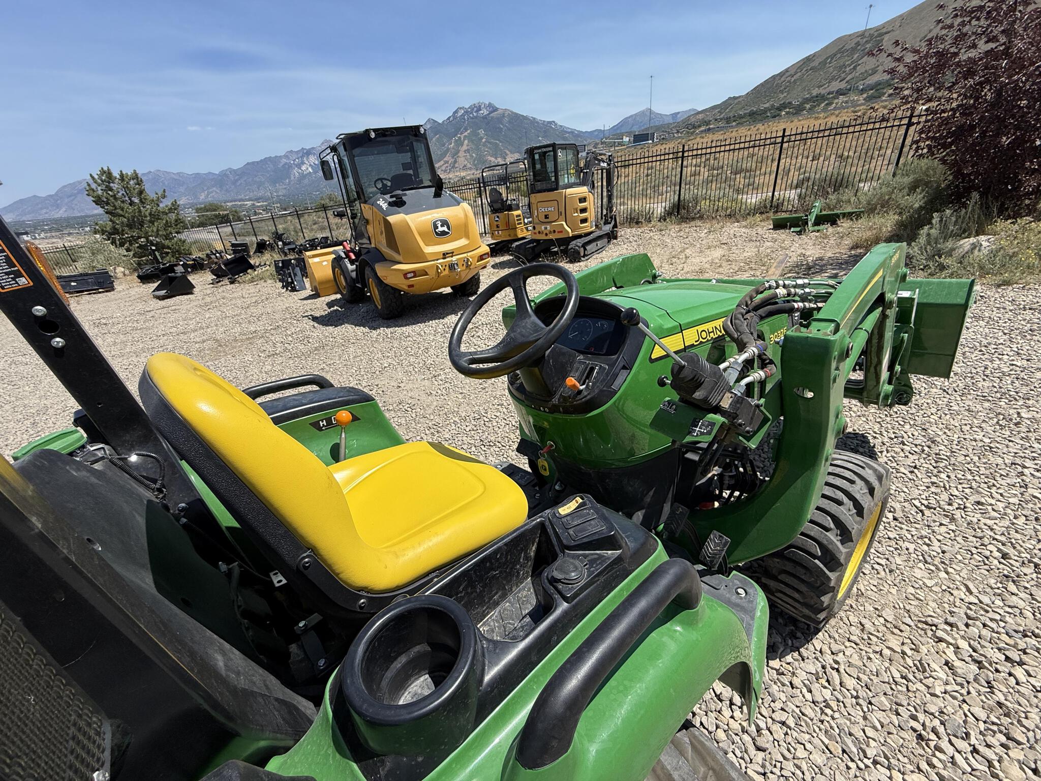 2023 John Deere 3032E Image 10