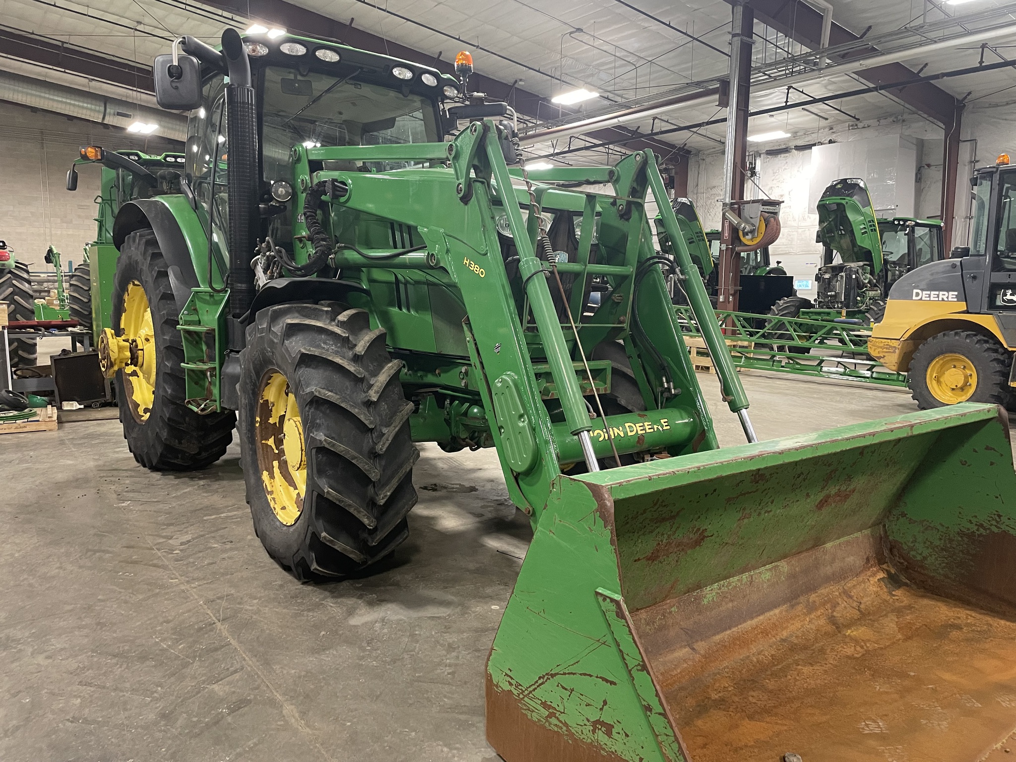 2014 John Deere 6210R Image 4