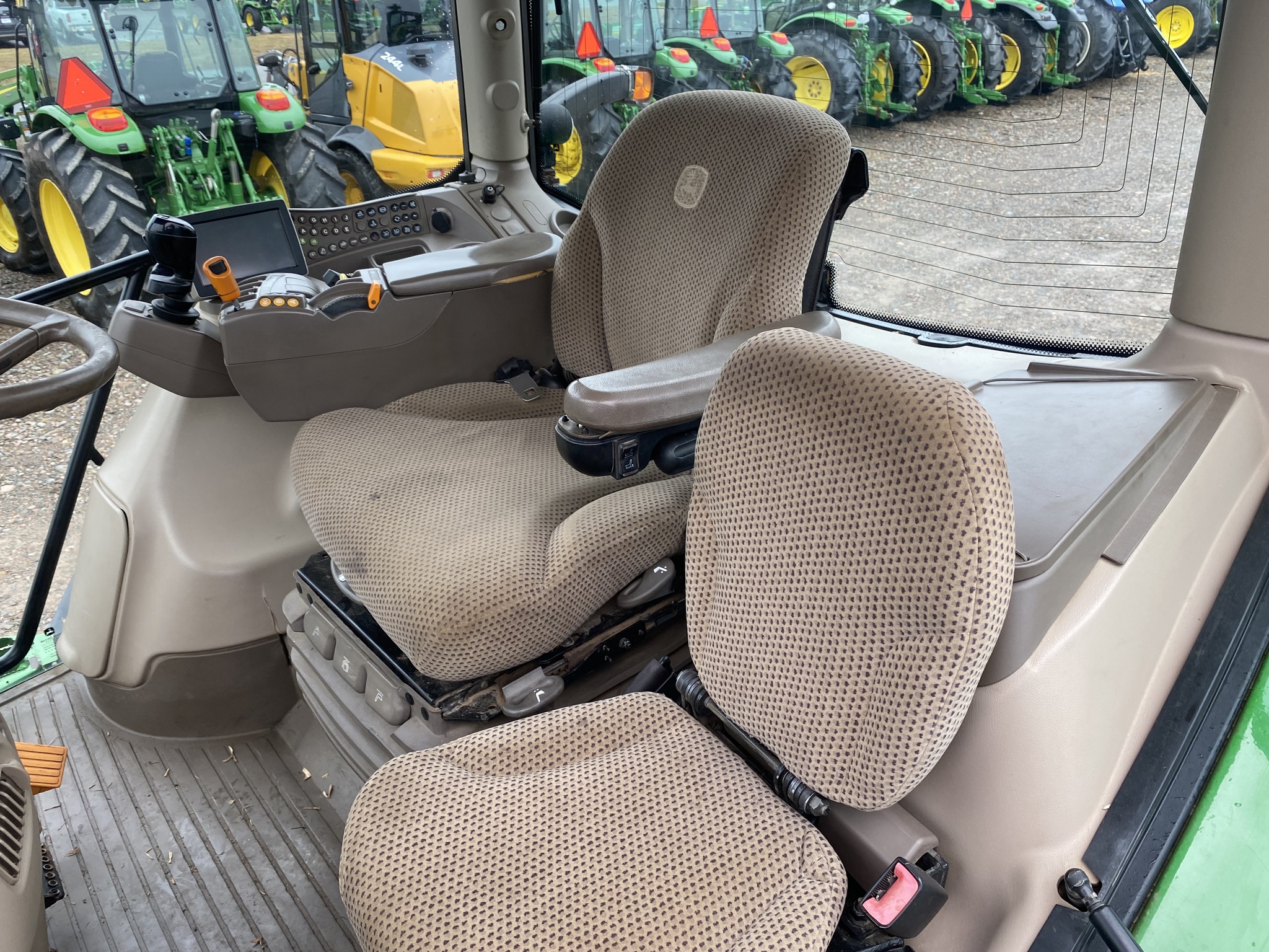 2014 John Deere 6210R Image 9