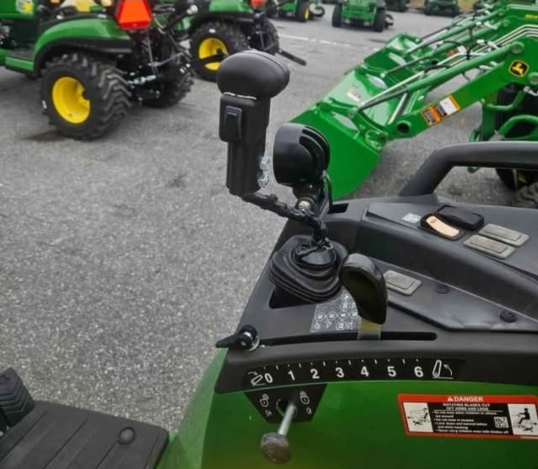2023 John Deere 2038R Image 7