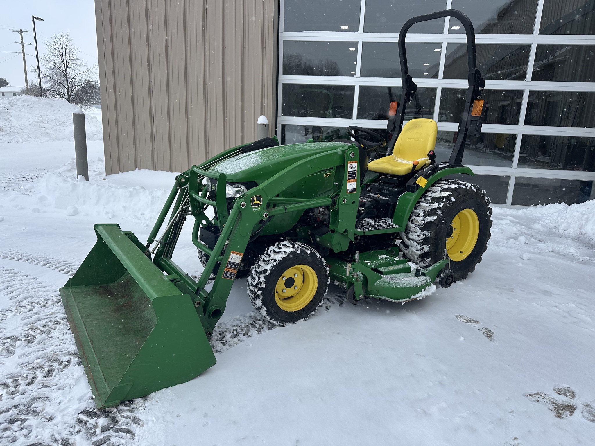 2014 John Deere 2032R Image 1