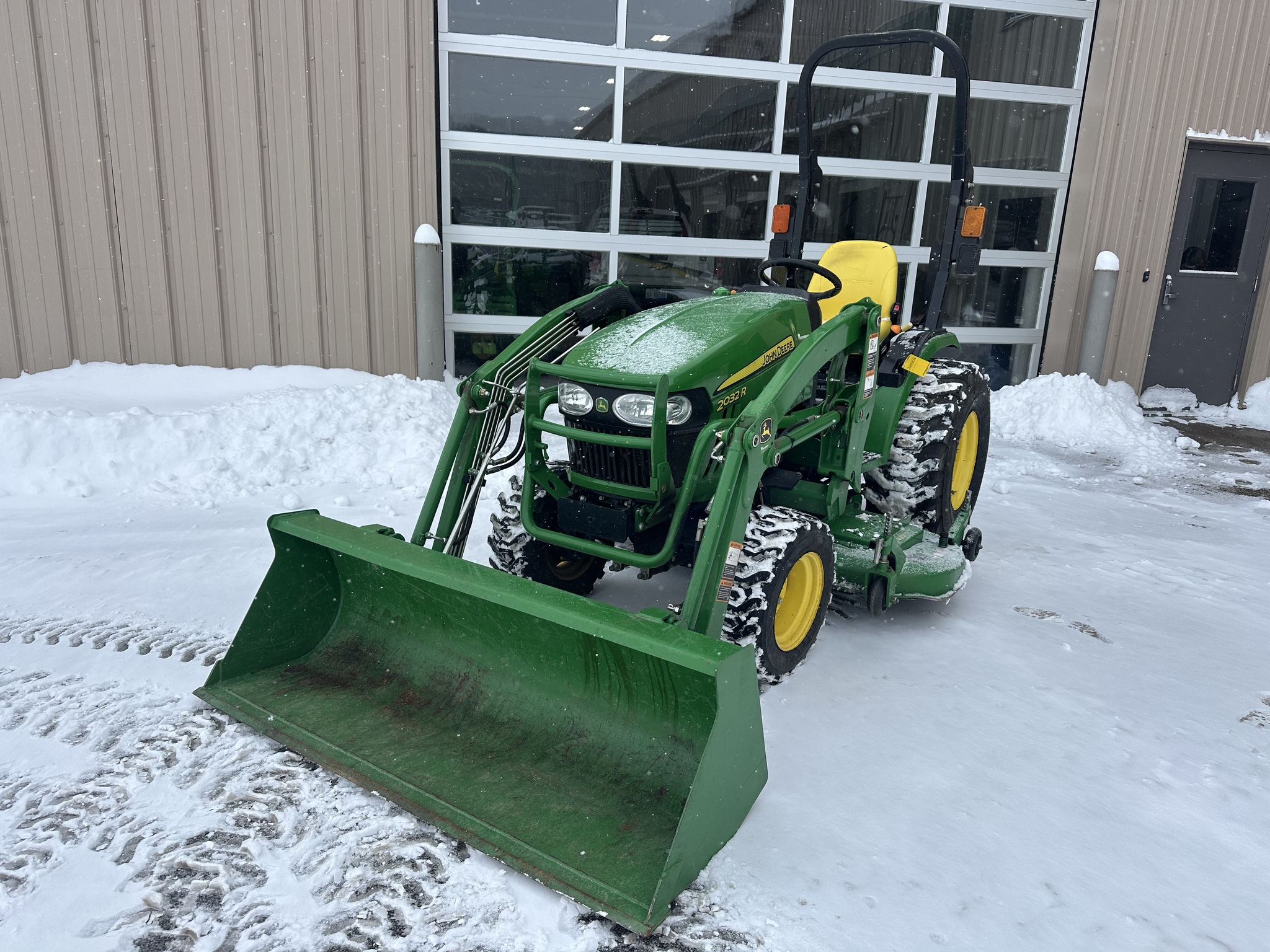 2014 John Deere 2032R Image 2