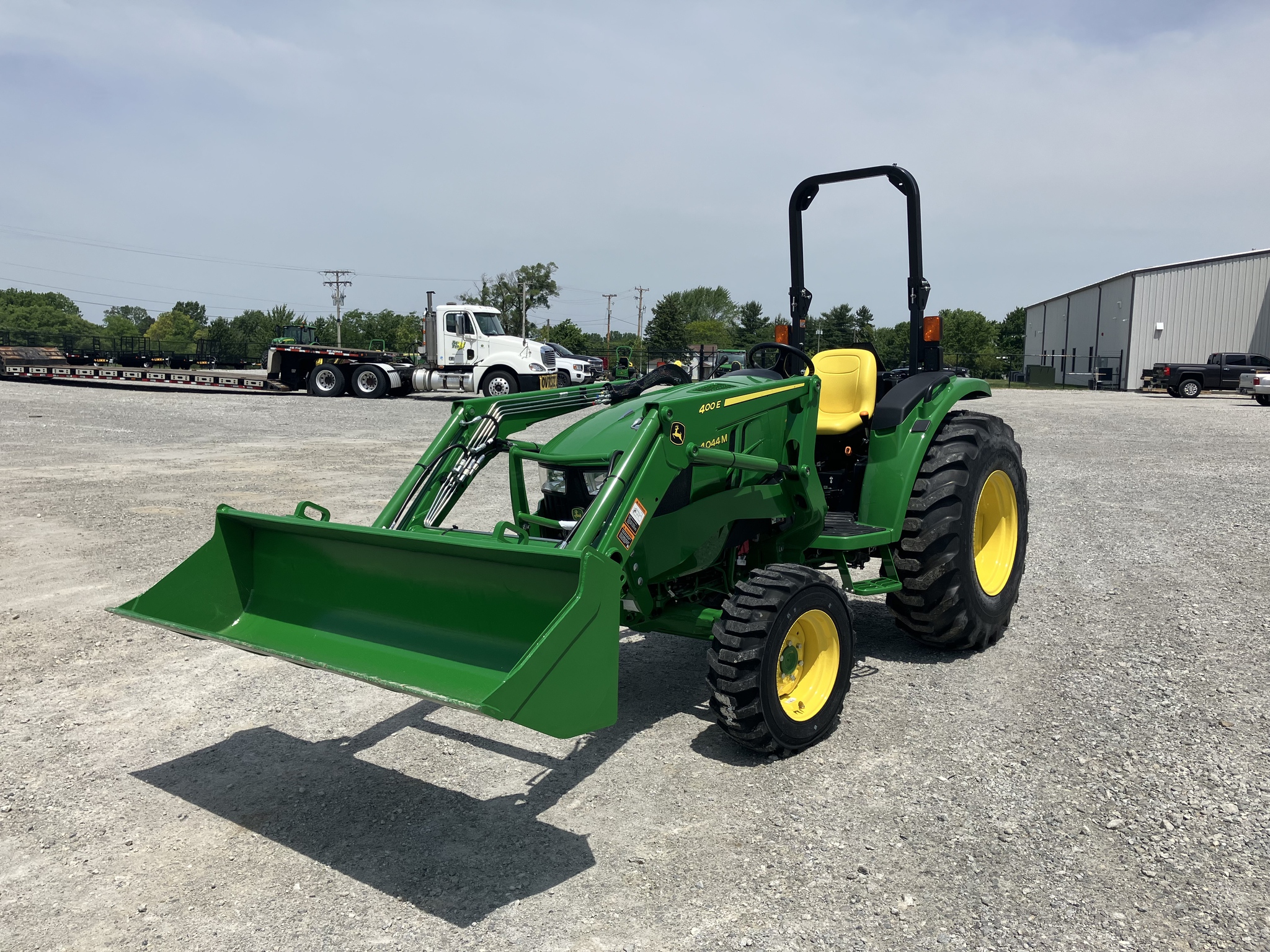 2025 John Deere 4044M Image 3
