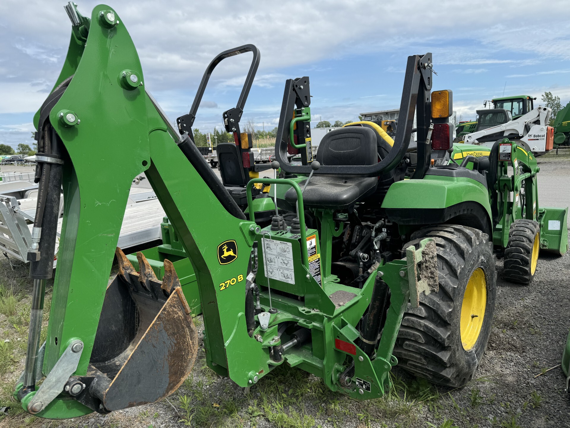 2022 John Deere 2038R Image 3