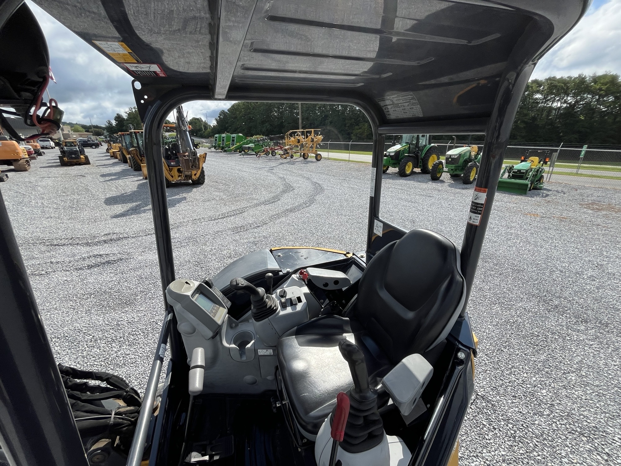 2022 John Deere 35G Image 6