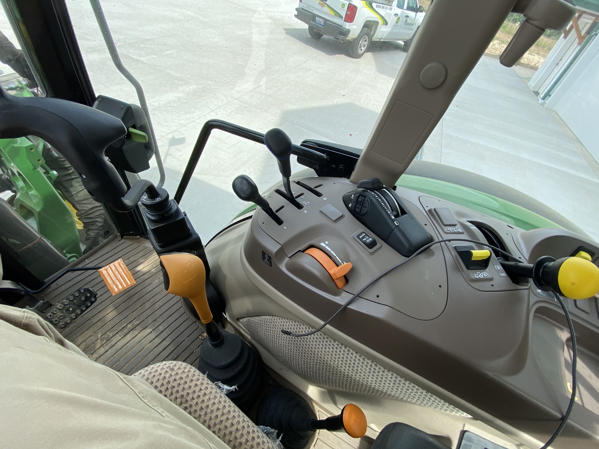 2022 John Deere 5075M Image 10