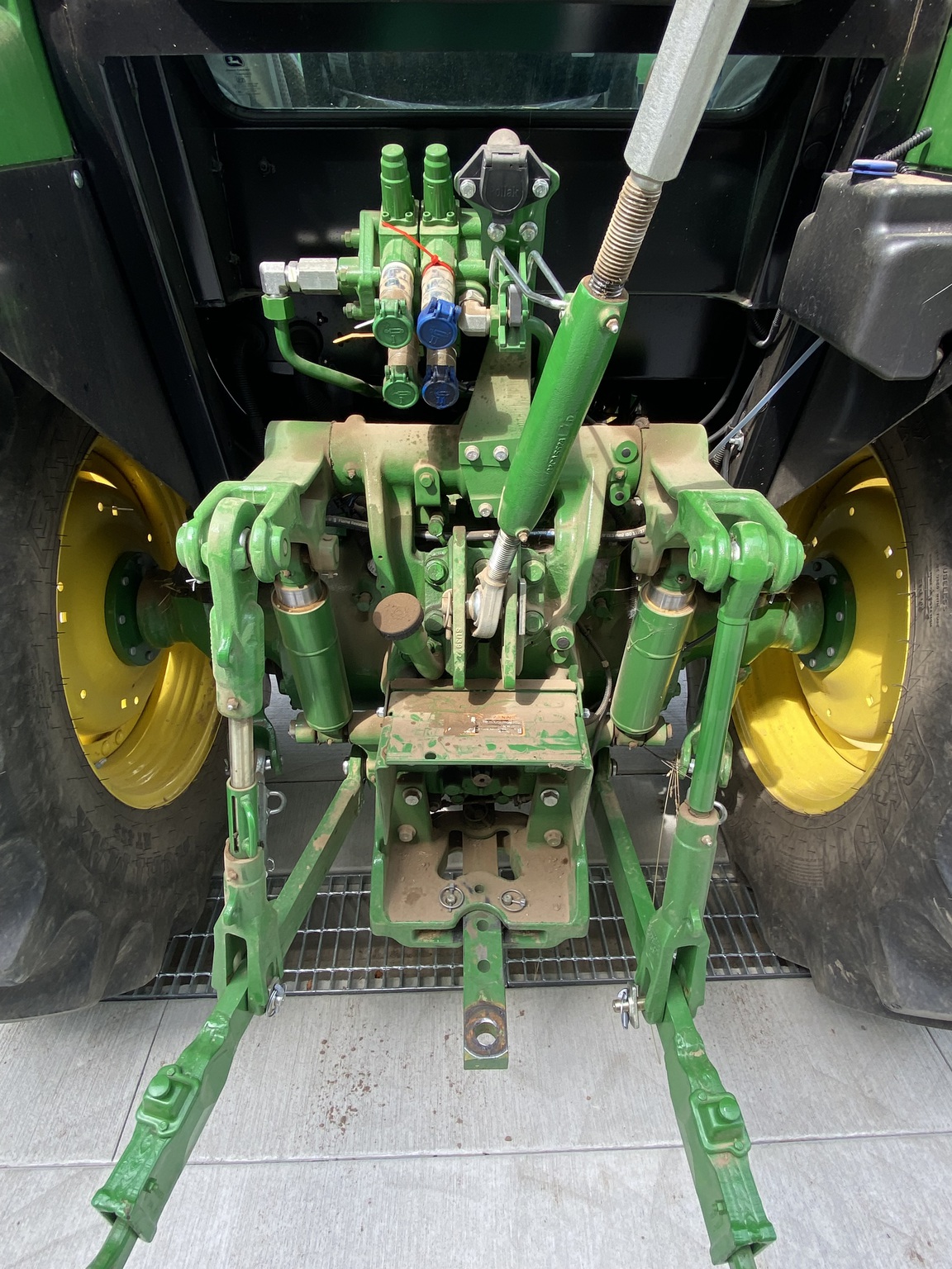 2022 John Deere 5075M Image 3