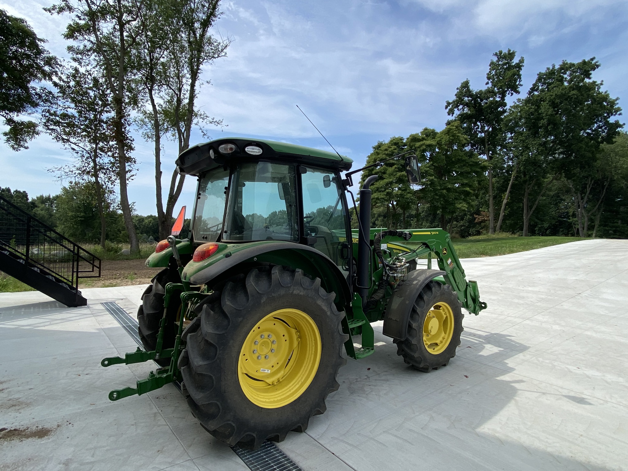2022 John Deere 5075M Image 6