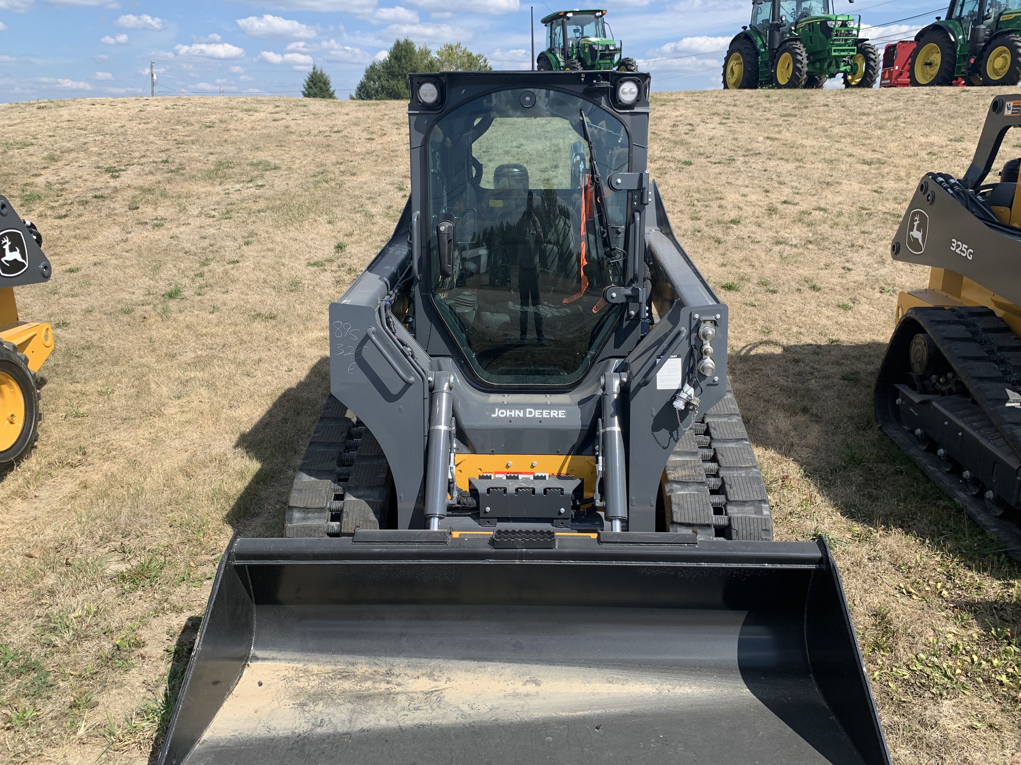 2025 John Deere 325G Image 4