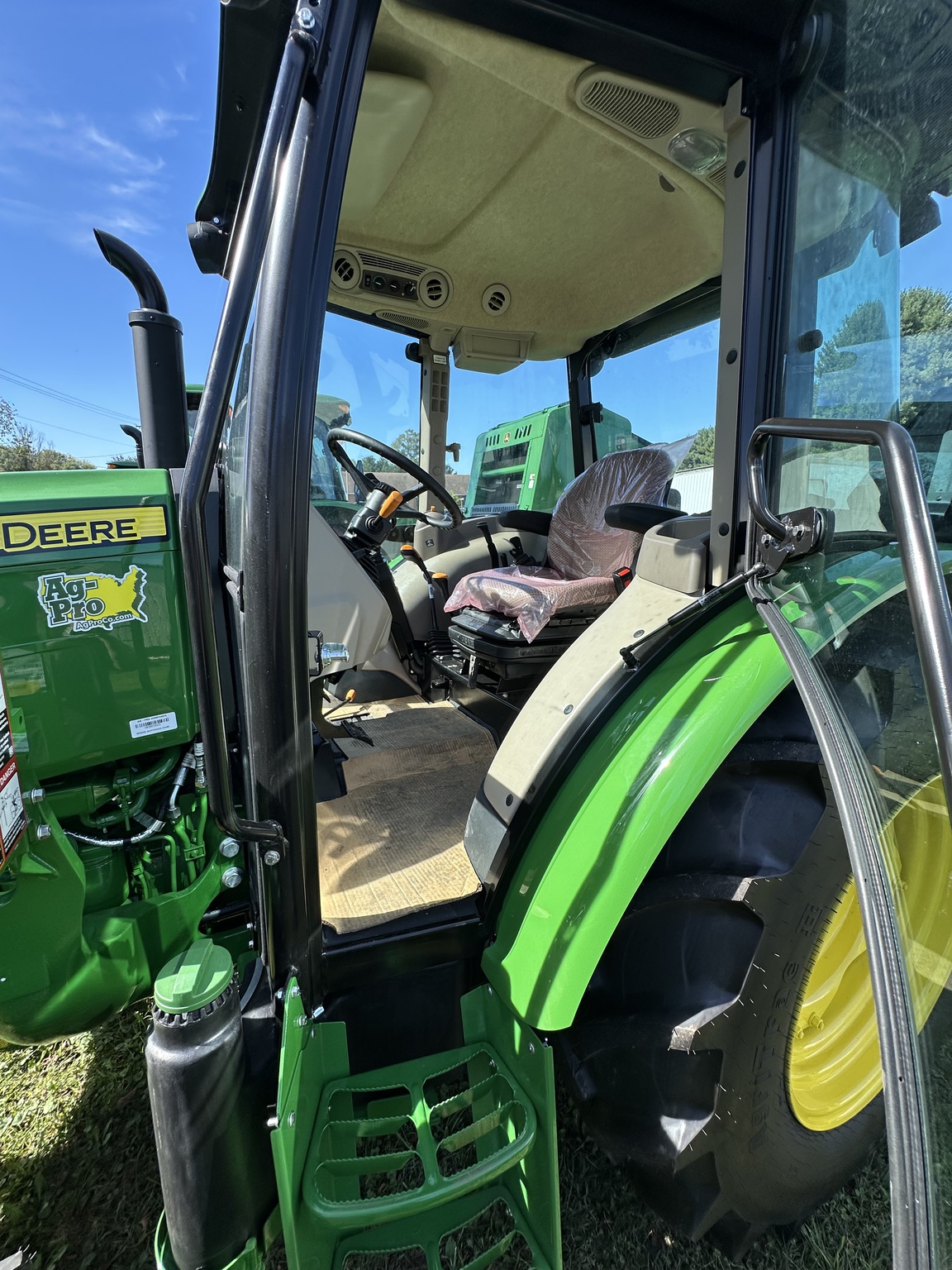 2025 John Deere 5067E Image 6