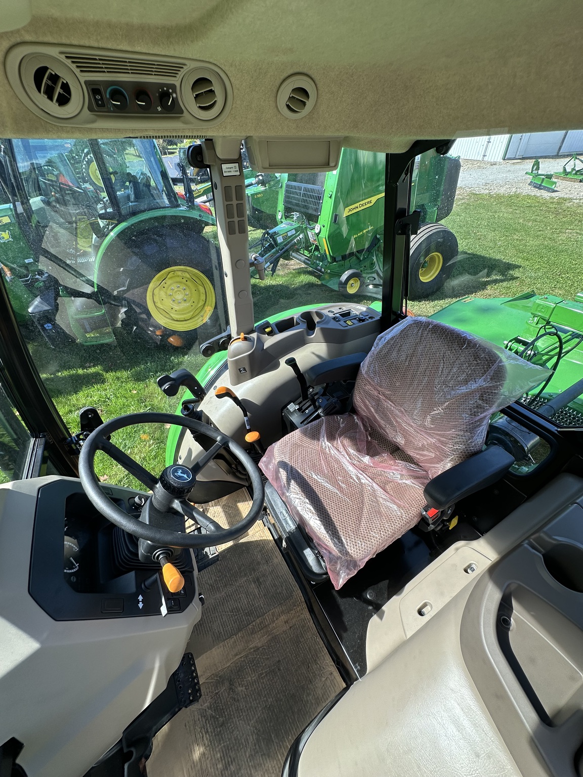 2025 John Deere 5067E Image 7