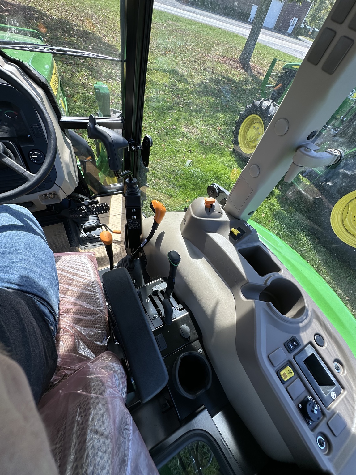 2025 John Deere 5067E Image 9