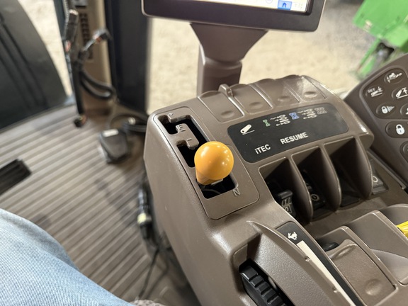 2012 John Deere 8235R - Photo30