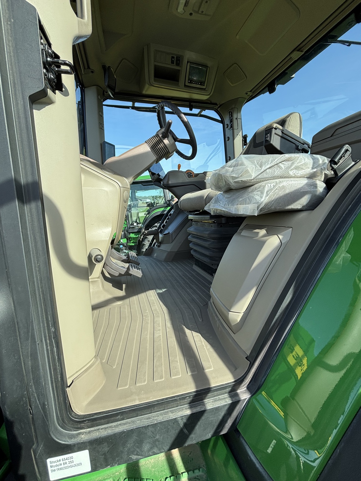  2025 John Deere 8R 250 at Heritage Tractor in Lacon, IL