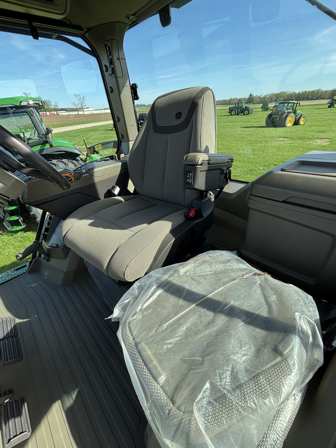  2025 John Deere 8R 250 at Heritage Tractor in Lacon, IL