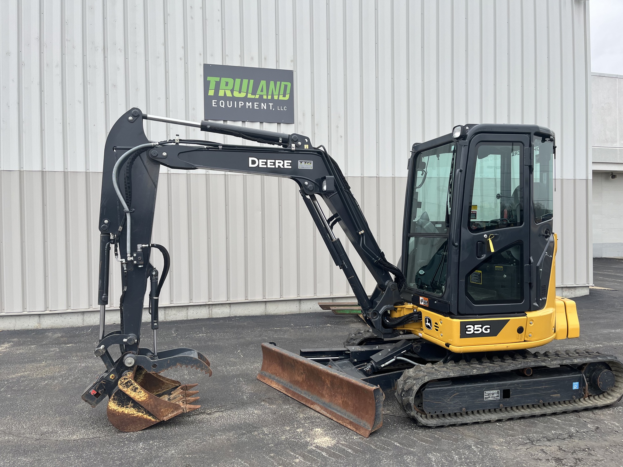 2022 John Deere 35G Image 1