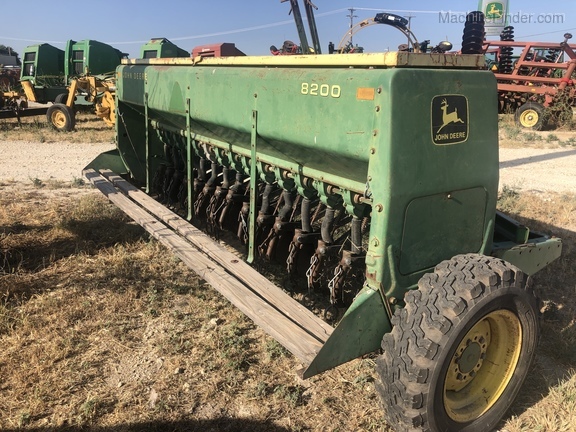 John Deere 8200 Image 2