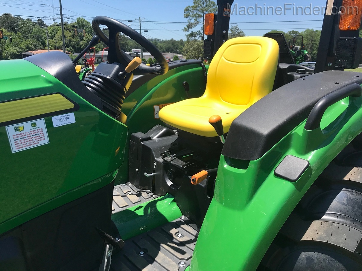 2021 John Deere 4044M Image 5