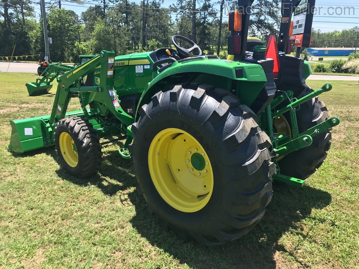 2021 John Deere 4044M Image 3