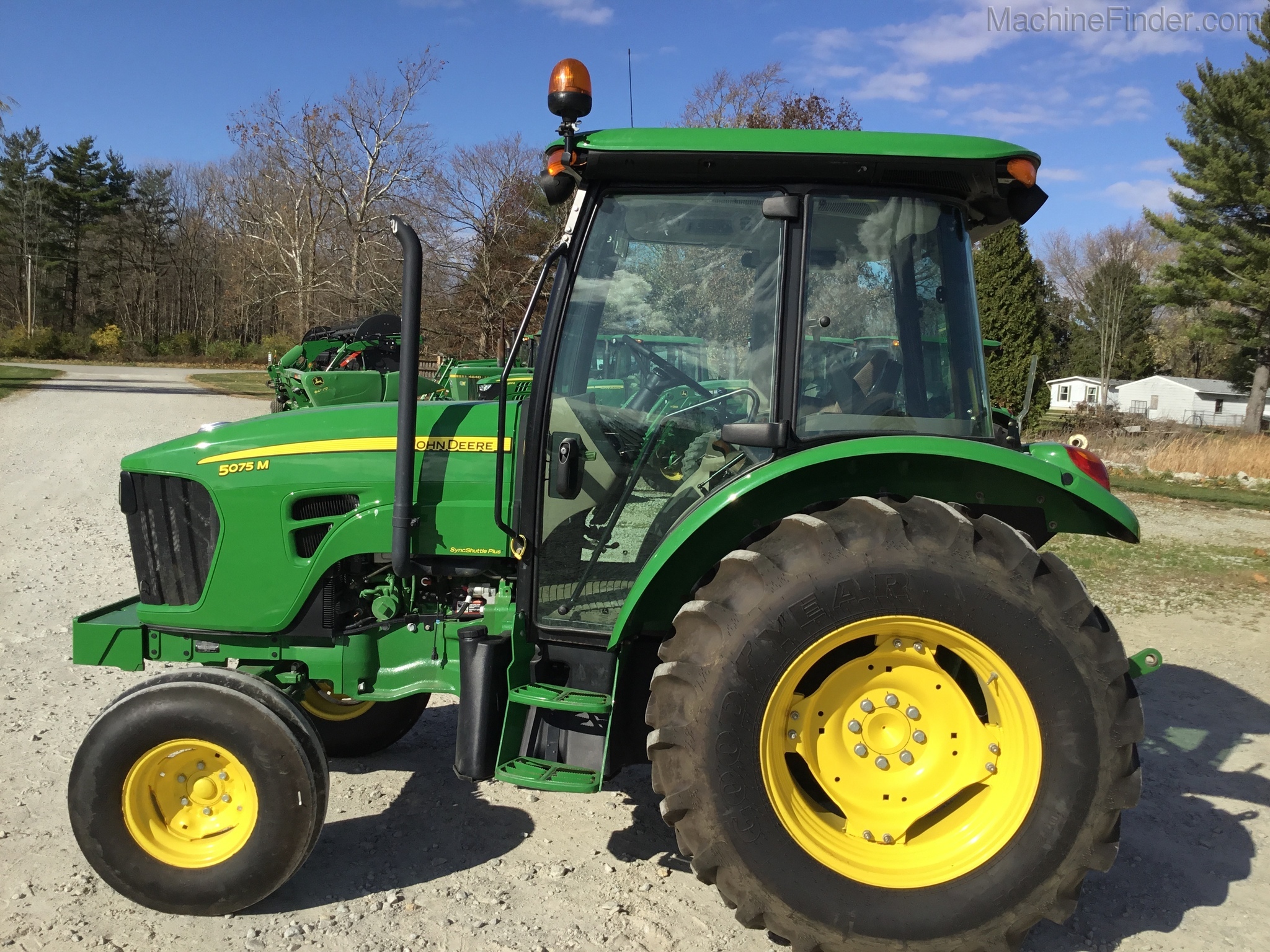2013 John Deere 5075M Image 4