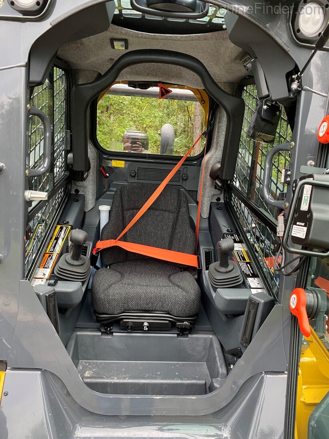 2020 John Deere 333G Image 6