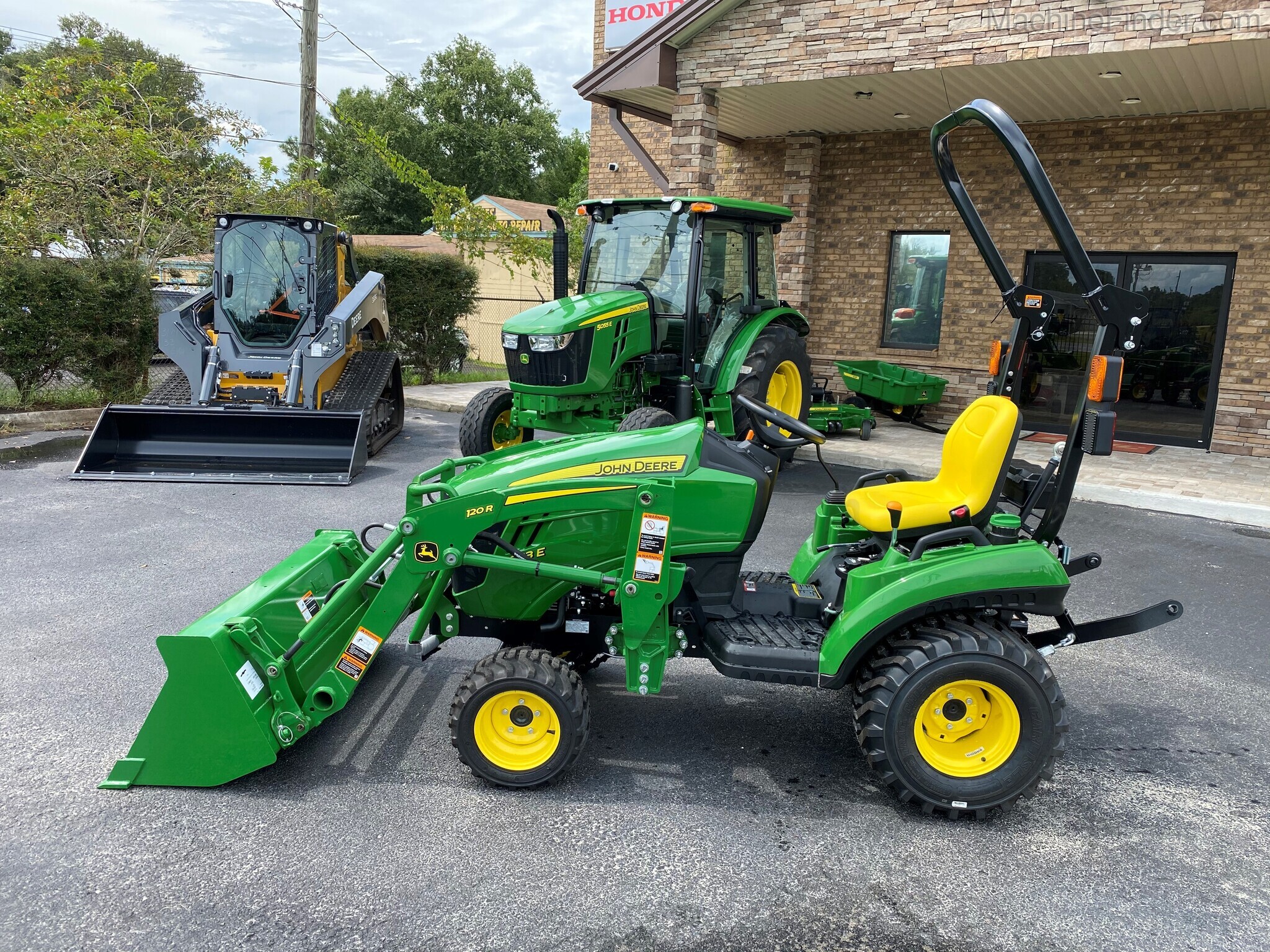 2020 John Deere 1023E Image 5