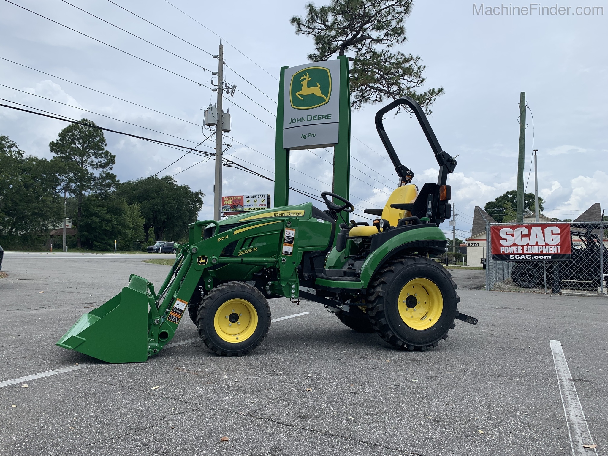 2020 John Deere 2025R Image 2