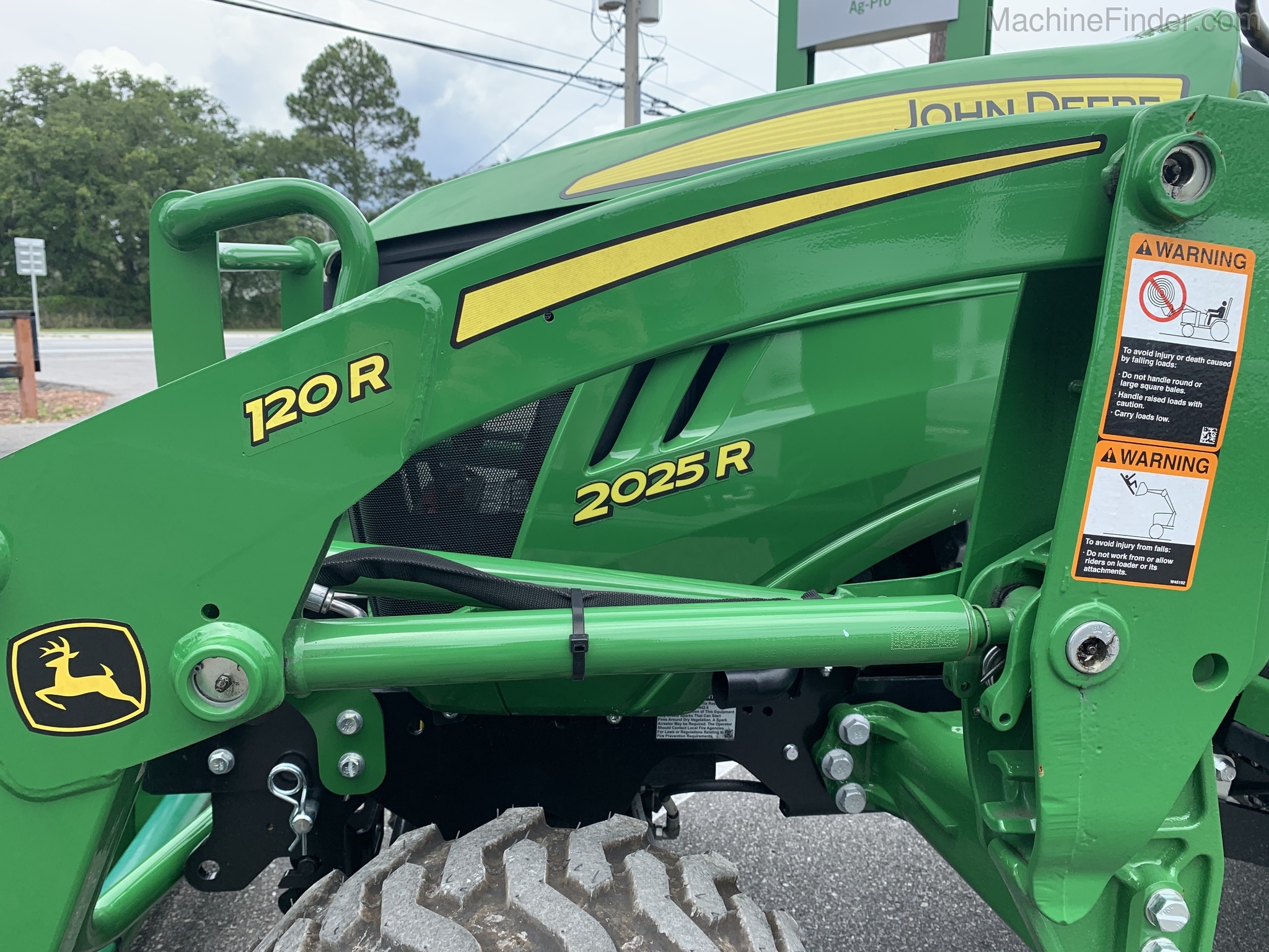 2020 John Deere 2025R Image 3
