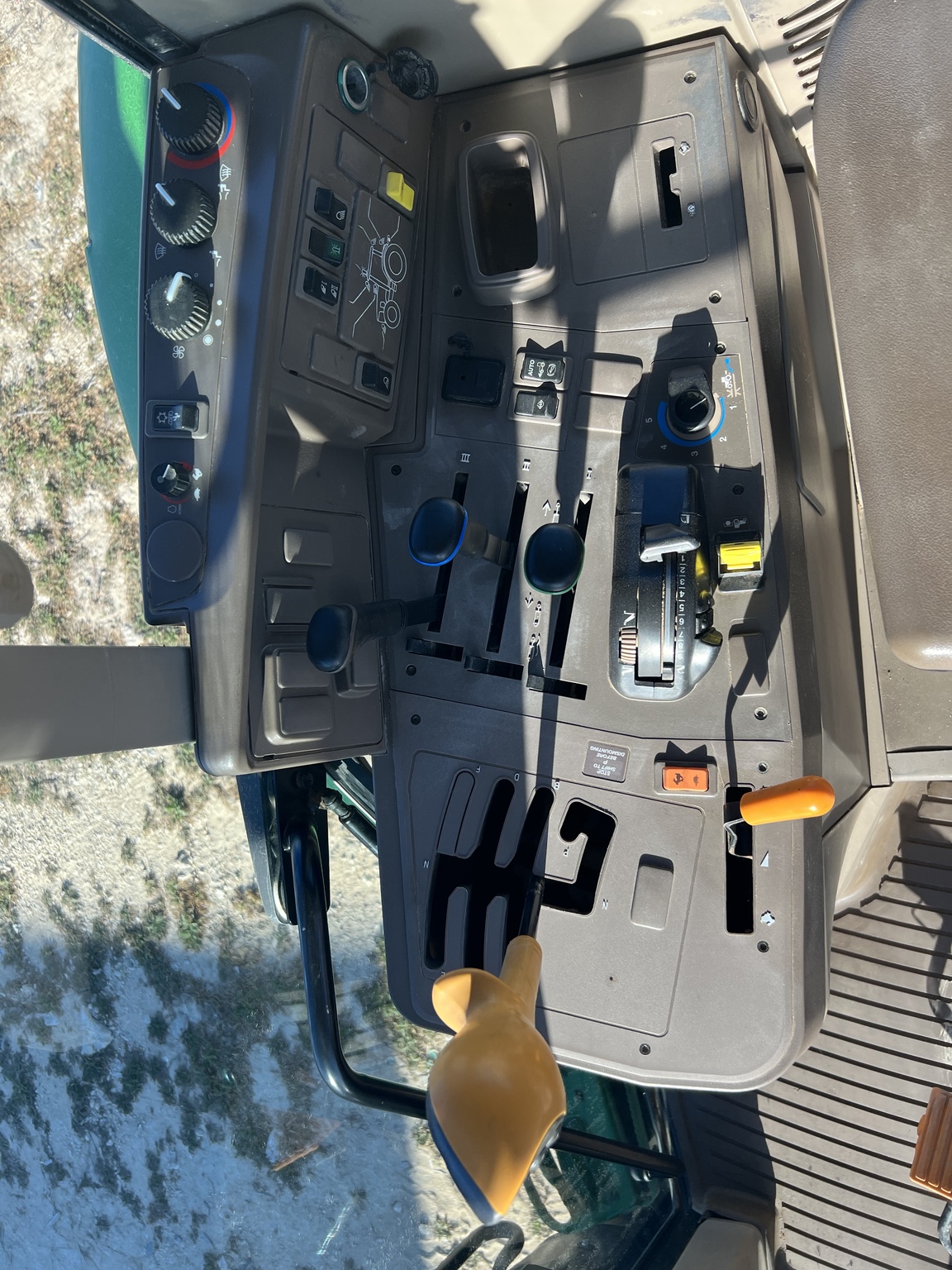 2019 John Deere 6195M Image 4