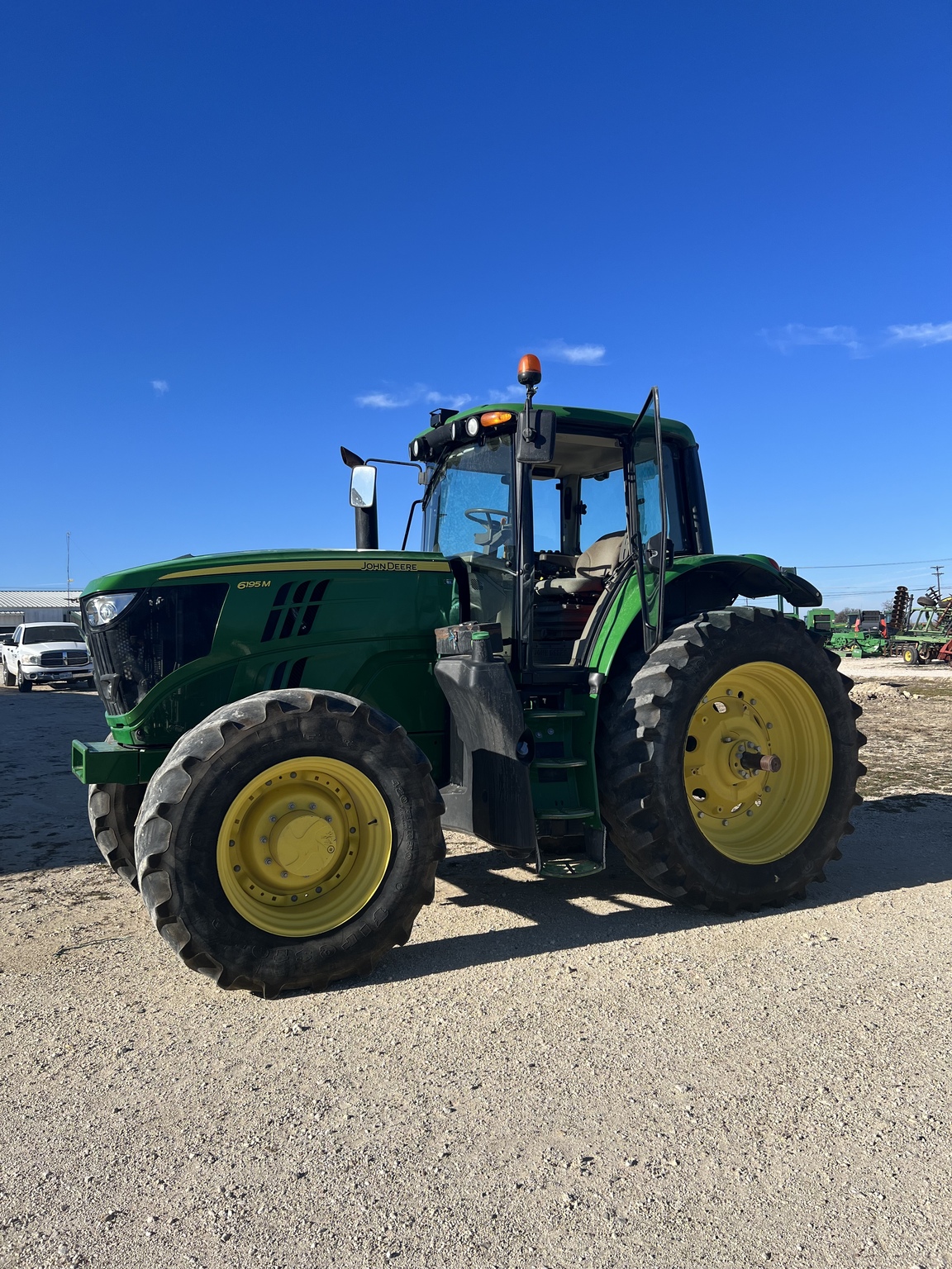 2019 John Deere 6195M Image 1
