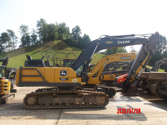 Photo of a 2024 John Deere 250P