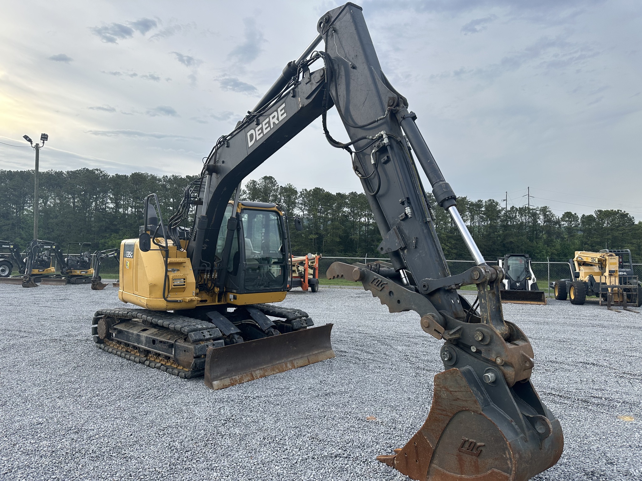 2019 John Deere 135G Image 3