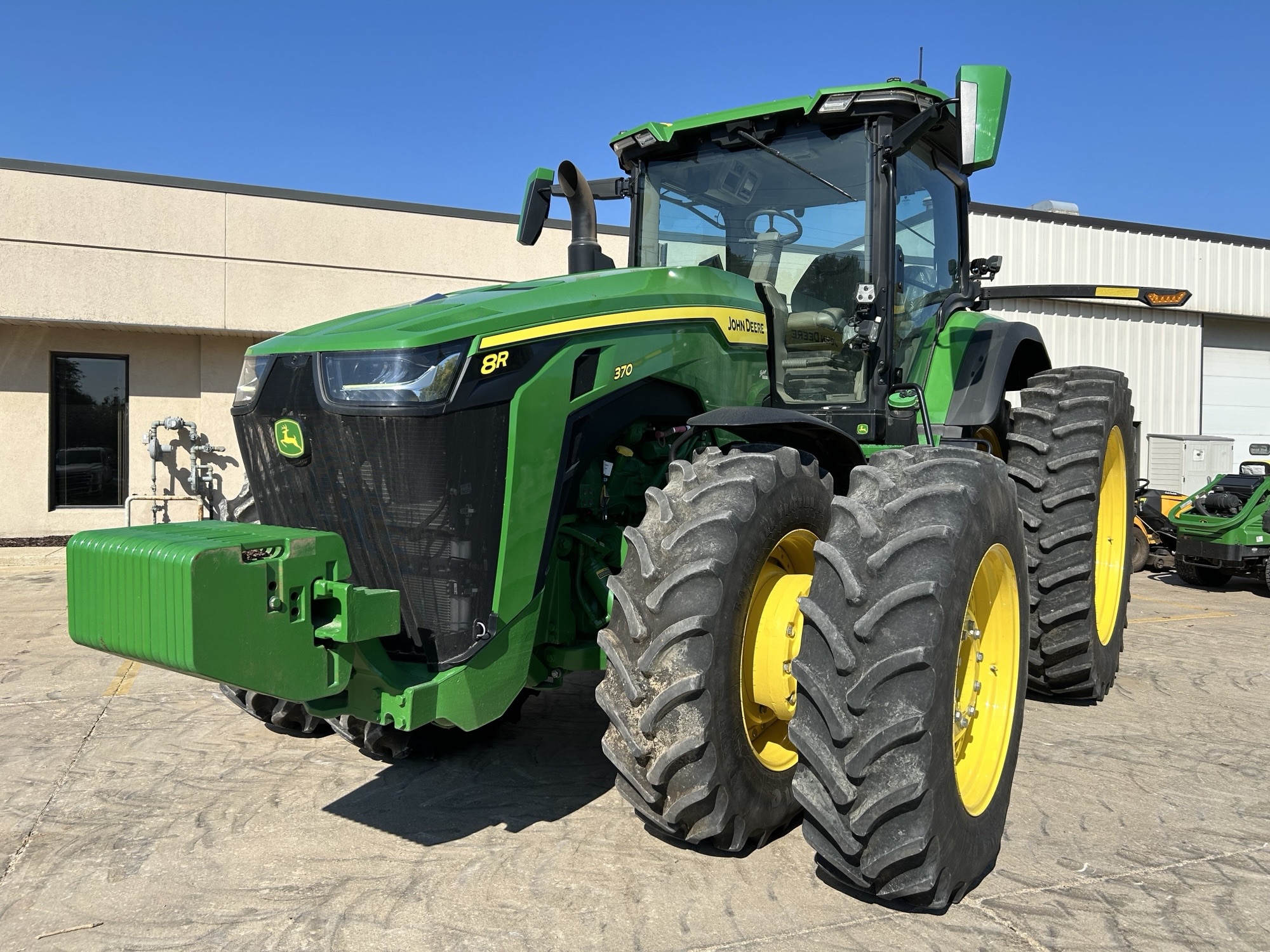  2024 John Deere 8R 370 at Heritage Tractor in Freeport, IL