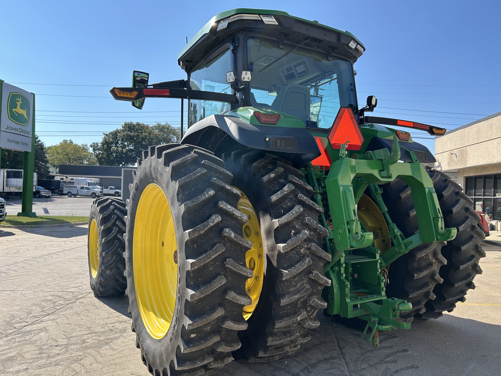  2024 John Deere 8R 370 at Heritage Tractor in Freeport, IL