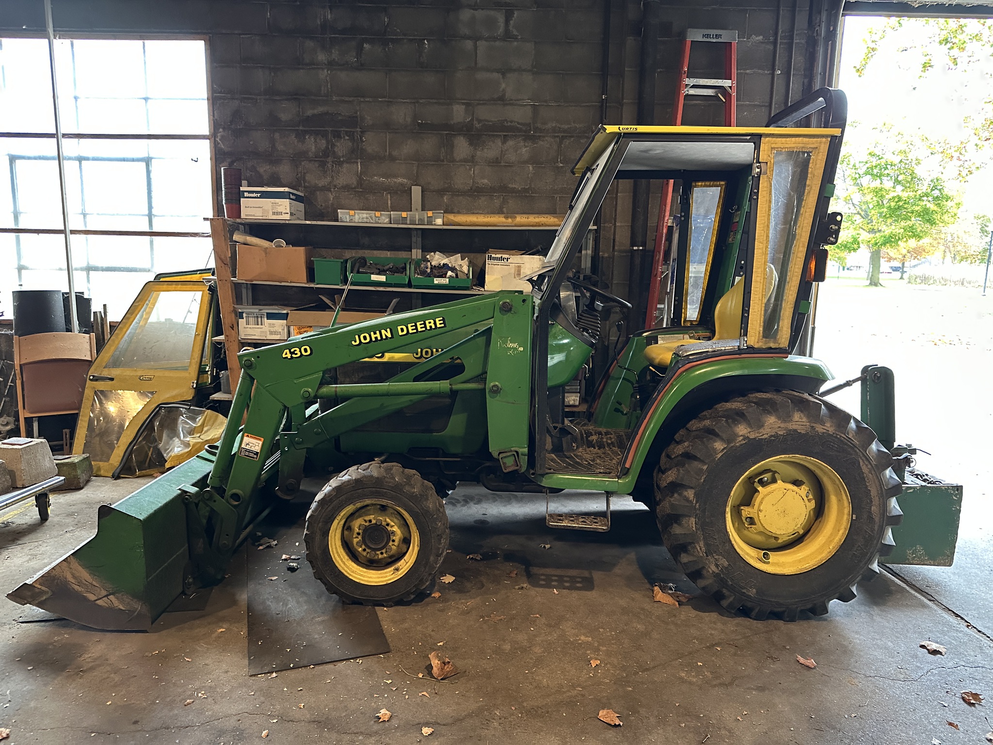 2000 John Deere 4300 Image 2