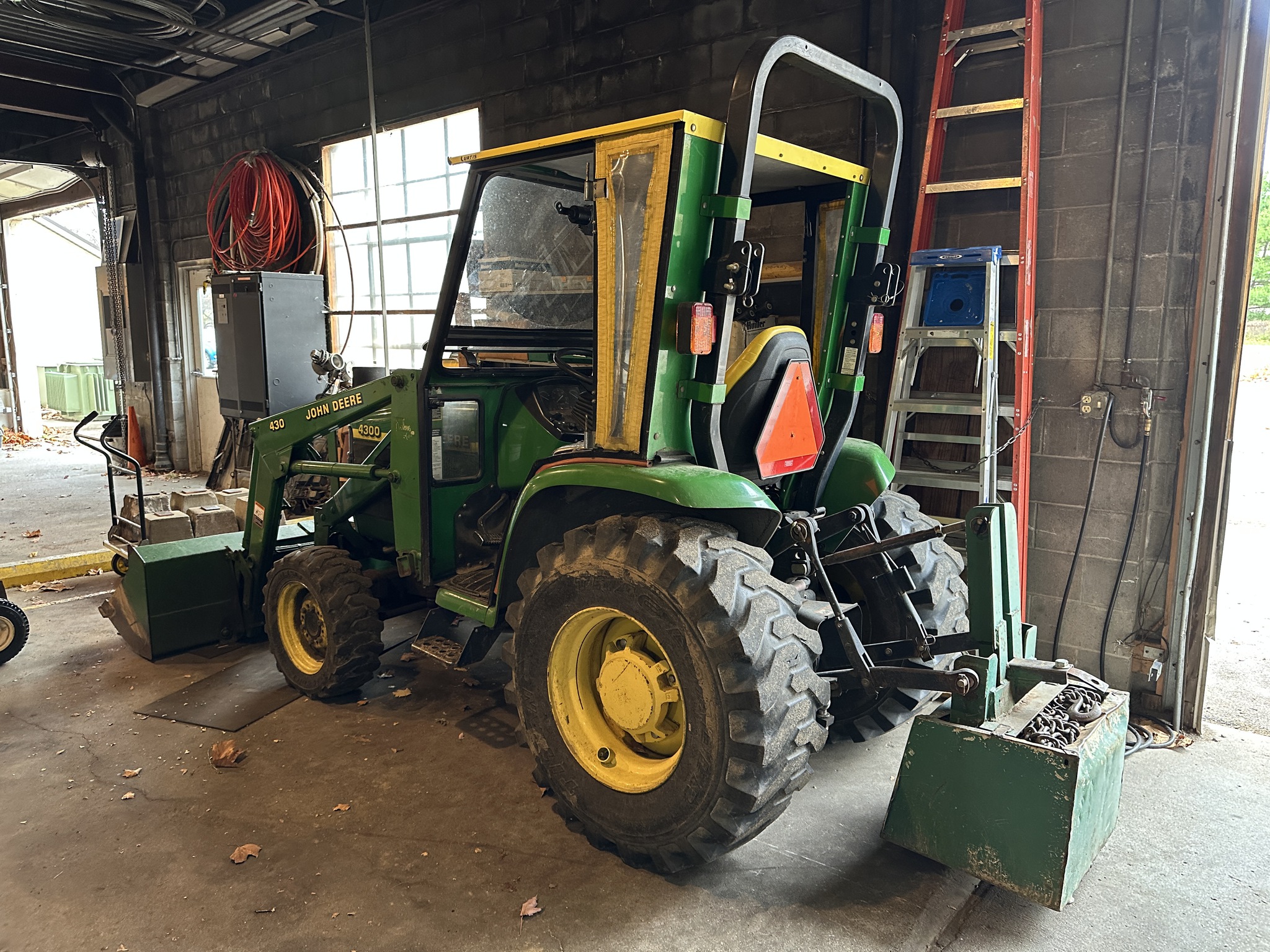 2000 John Deere 4300 Image 3