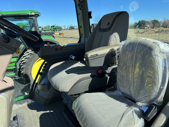 2023 John Deere 8R 230 Photo 6
