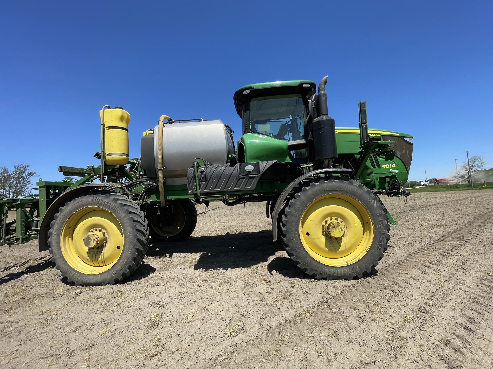 2019 John Deere R4038 Image 2