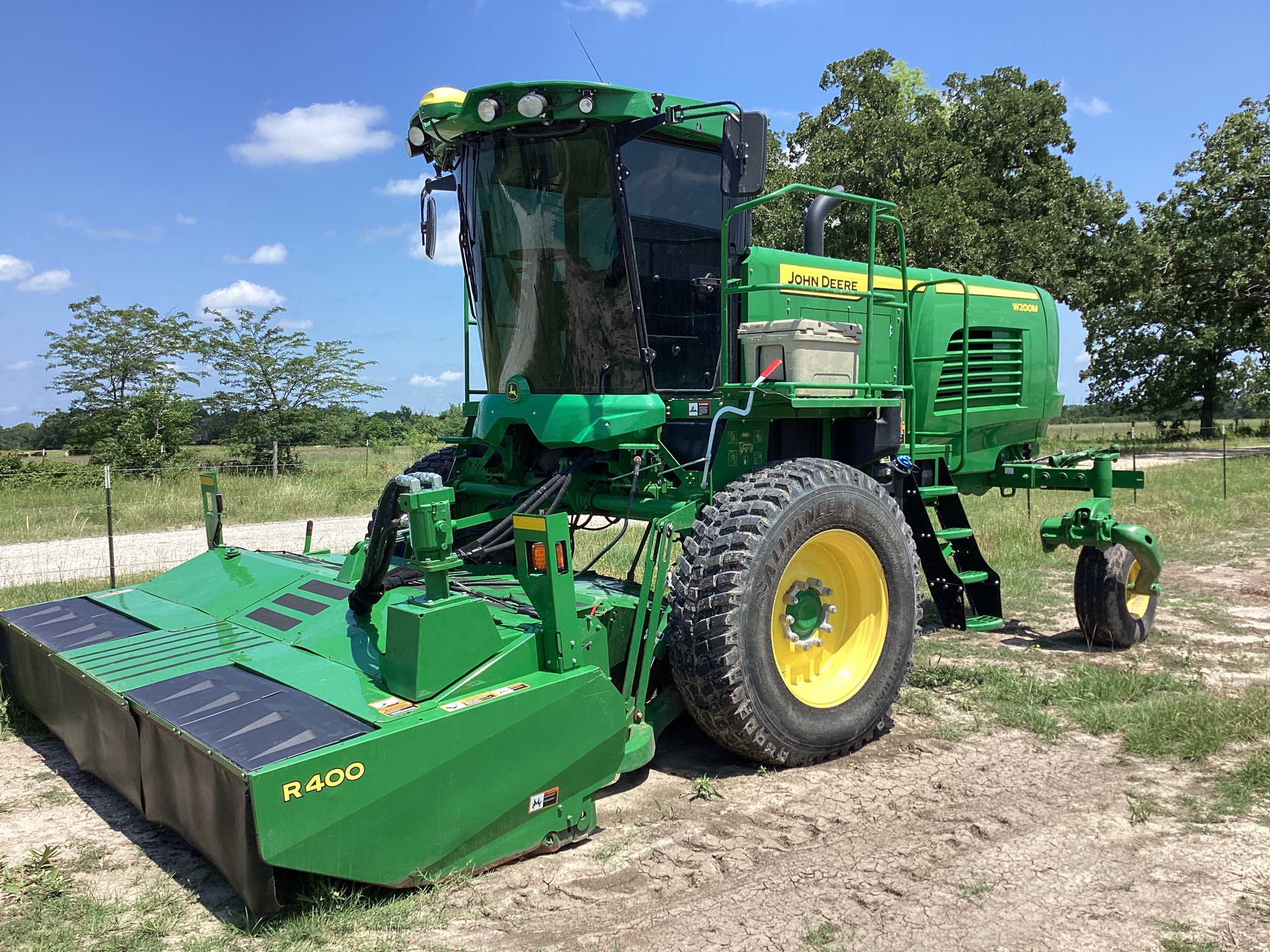 2022 John Deere W200M Image 3