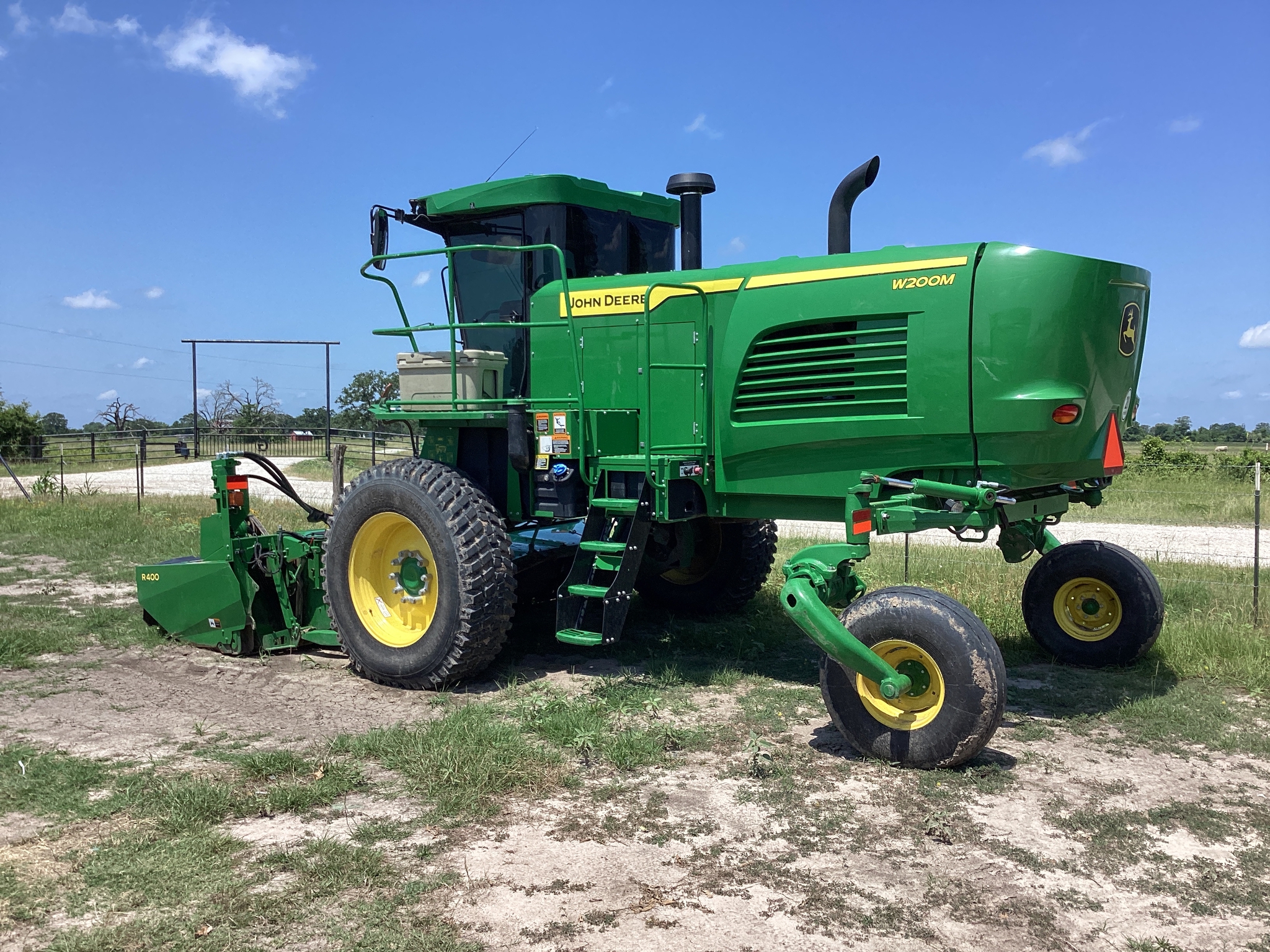 2022 John Deere W200M Image 11